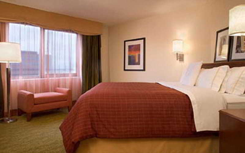 Sheraton Suites Chicago O'Hare Rosemont Room photo